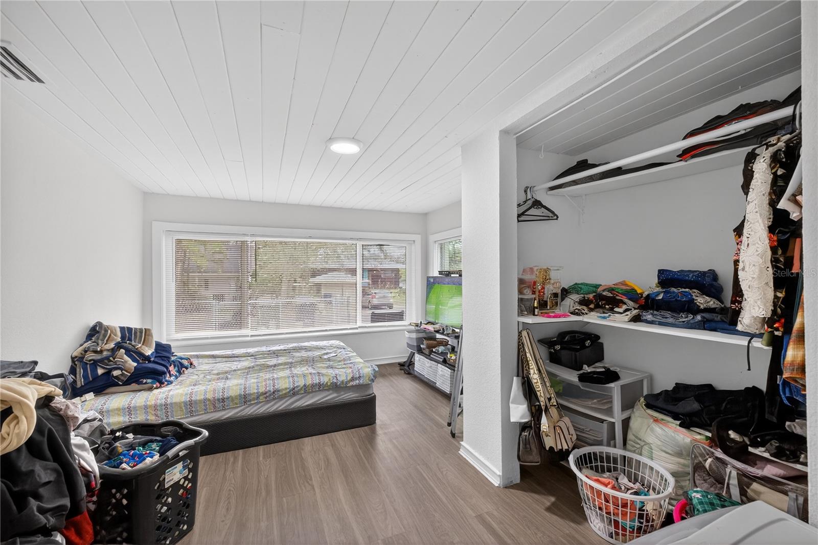 Listing photo id 16 for 303 E Hollywood St