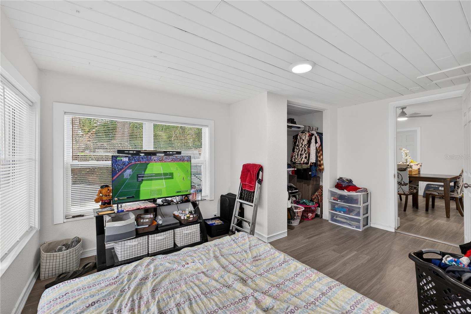 Listing photo id 17 for 303 E Hollywood St