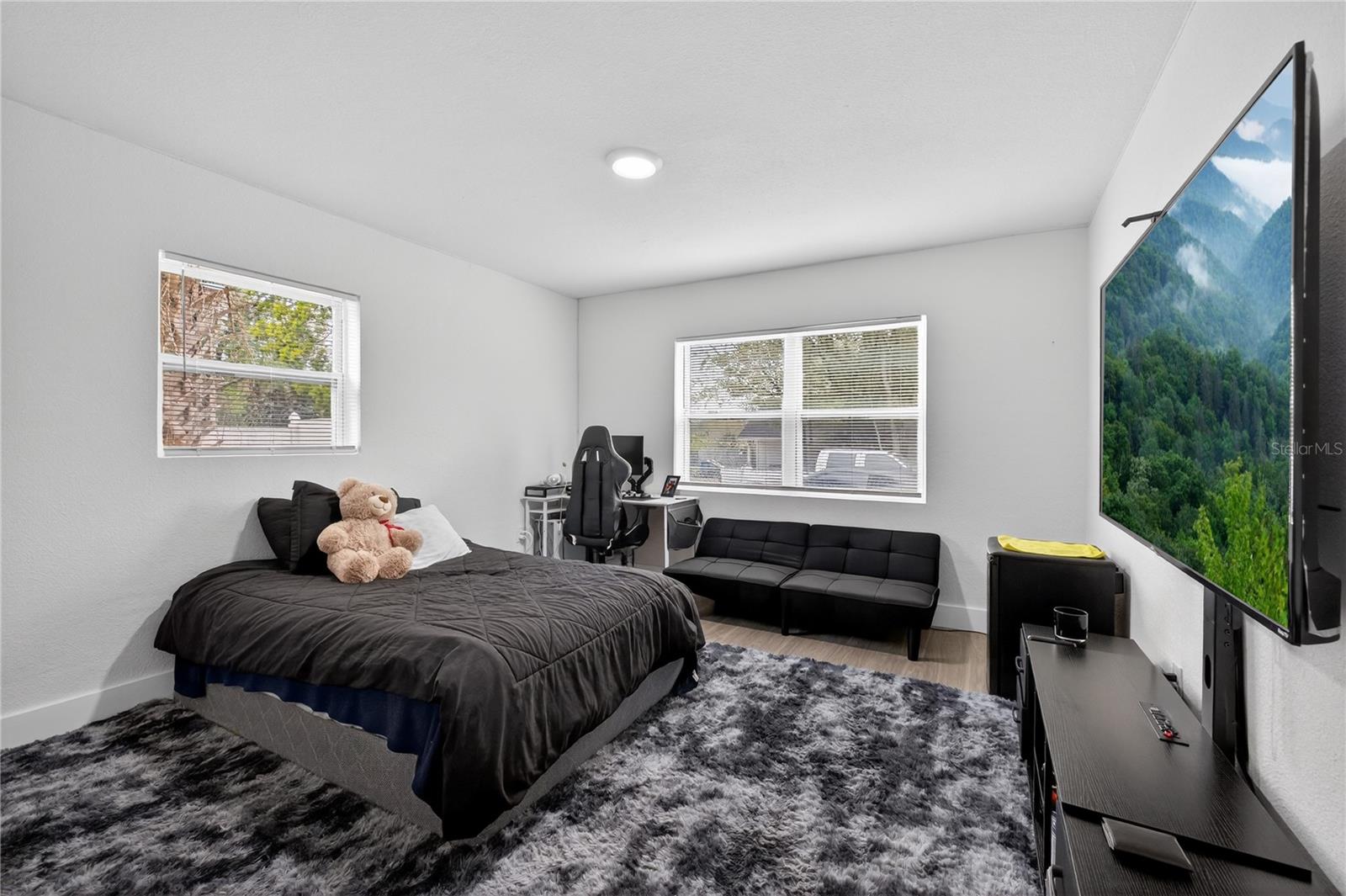 Listing photo id 18 for 303 E Hollywood St