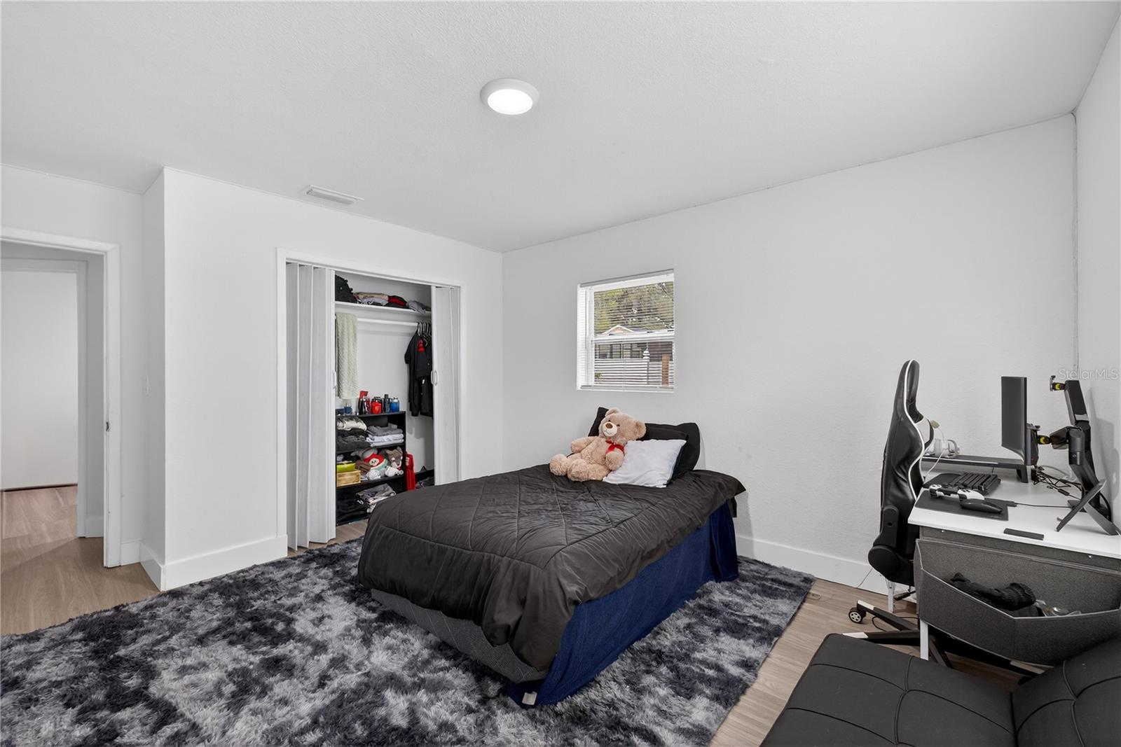 Listing photo id 19 for 303 E Hollywood St