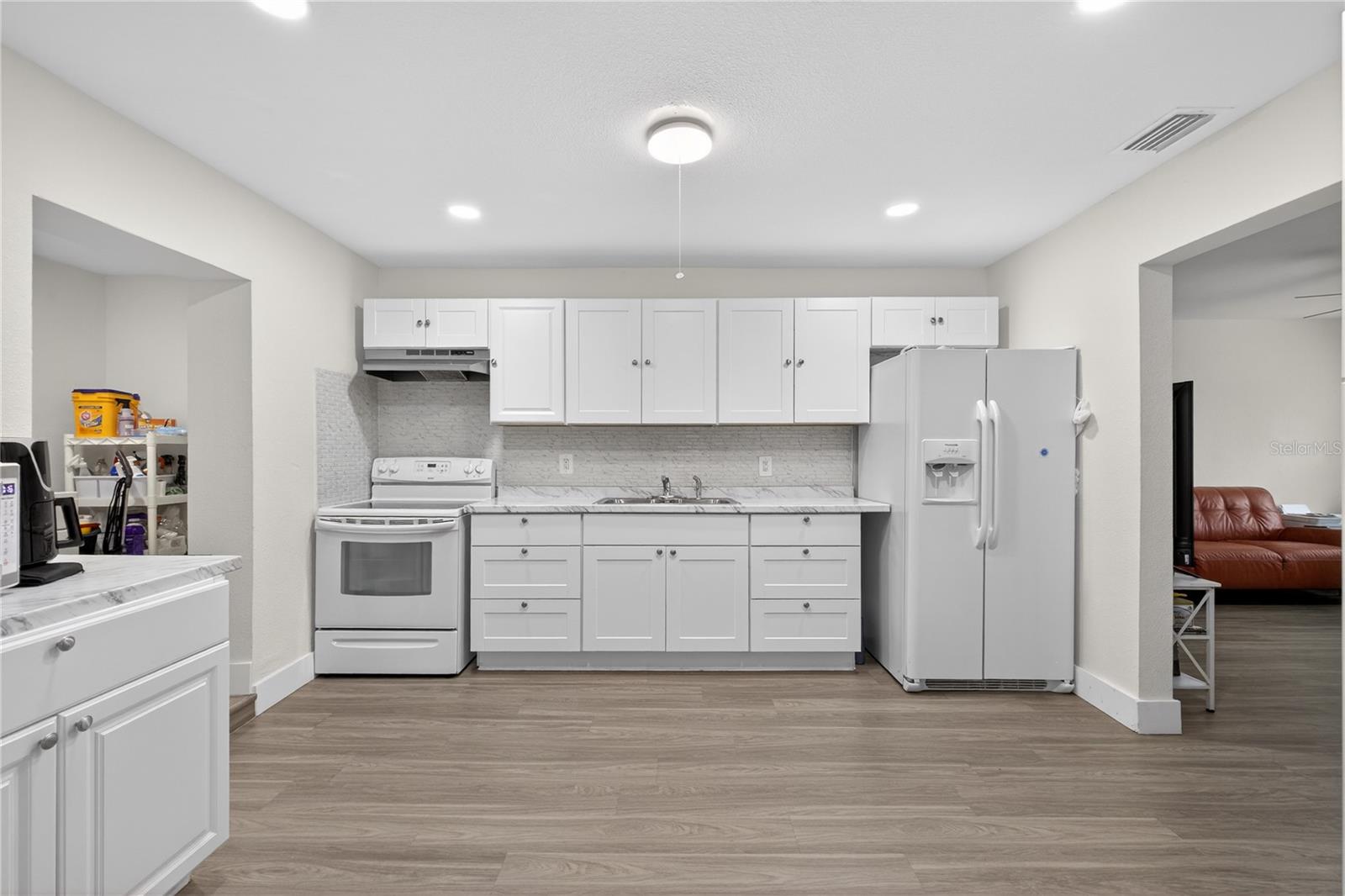 Listing photo id 20 for 303 E Hollywood St