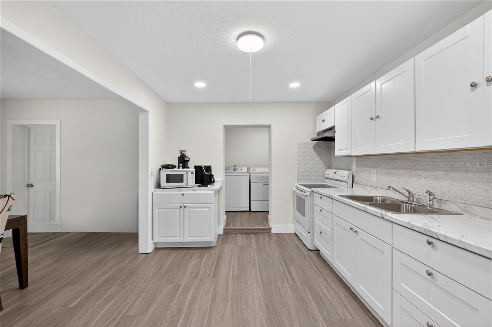 Listing photo id 21 for 303 E Hollywood St