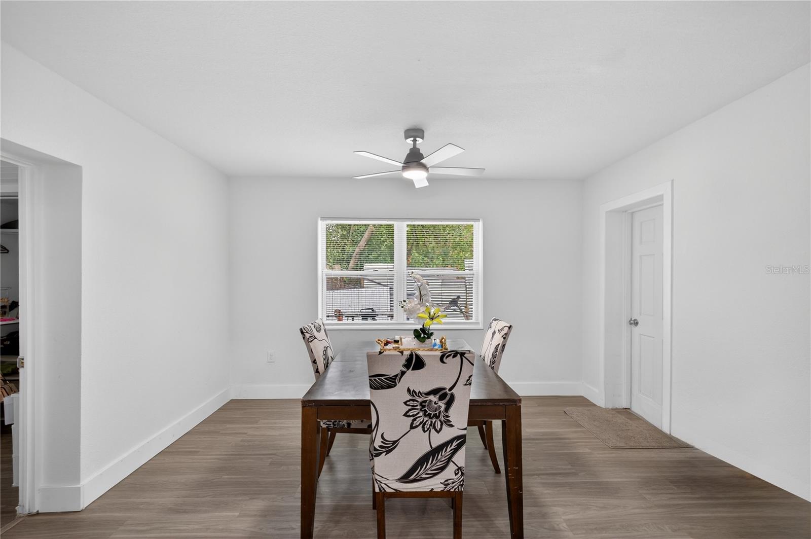 Listing photo id 23 for 303 E Hollywood St