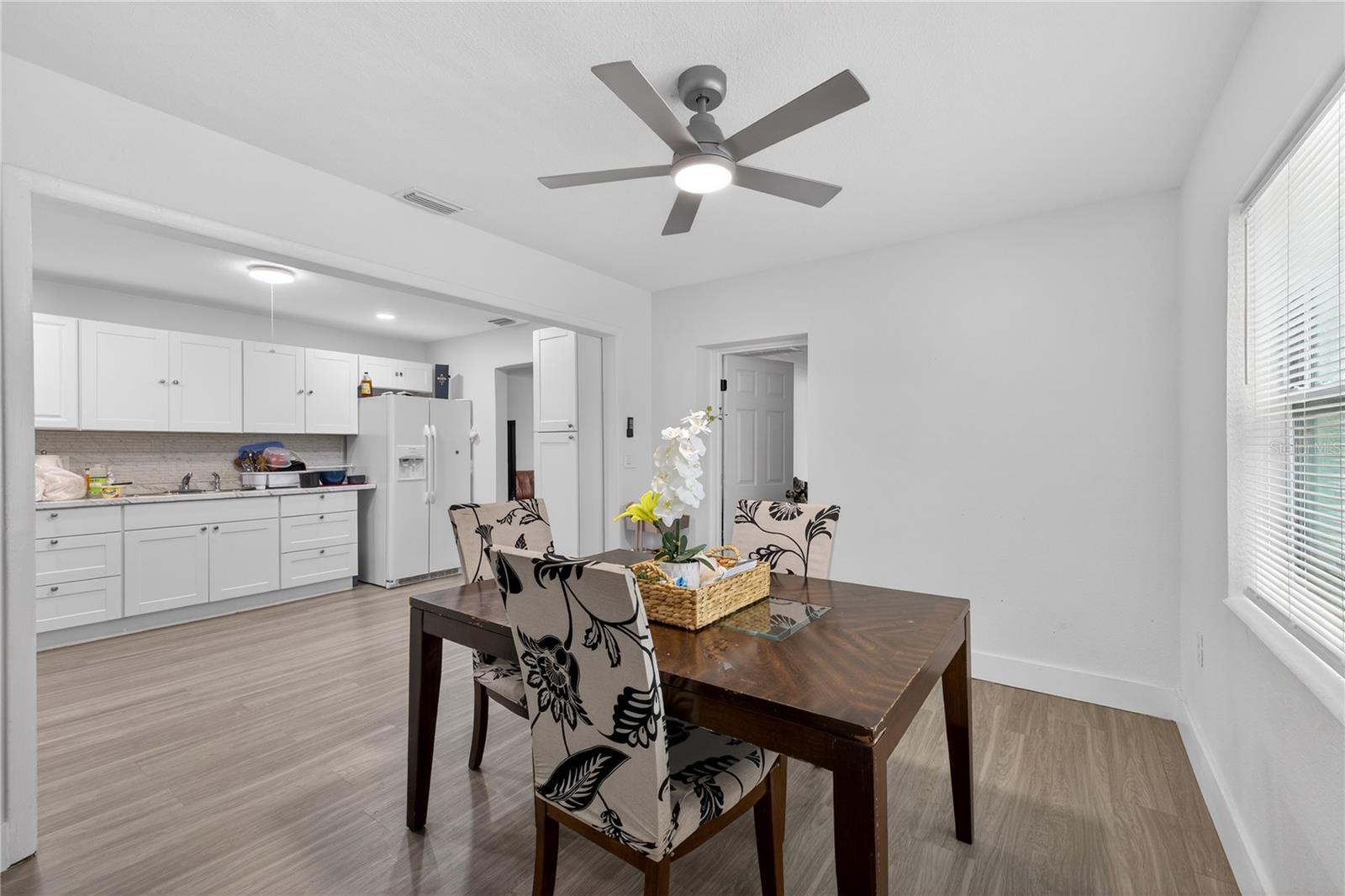 Listing photo id 24 for 303 E Hollywood St