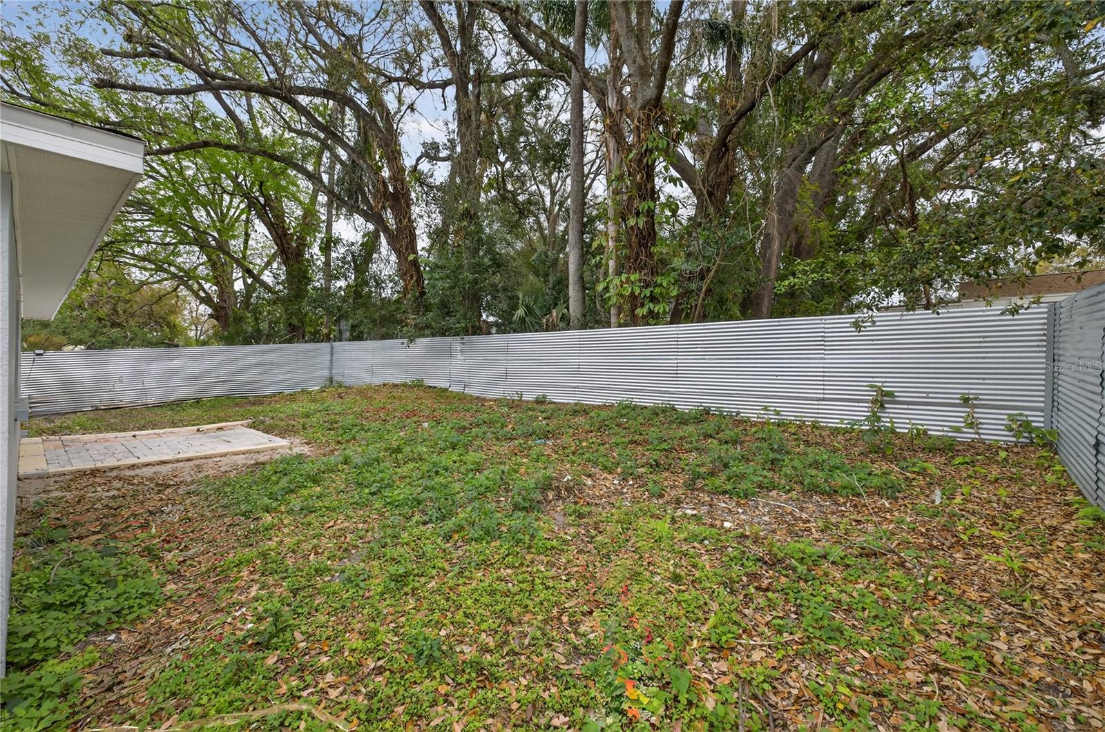 Listing photo id 28 for 303 E Hollywood St