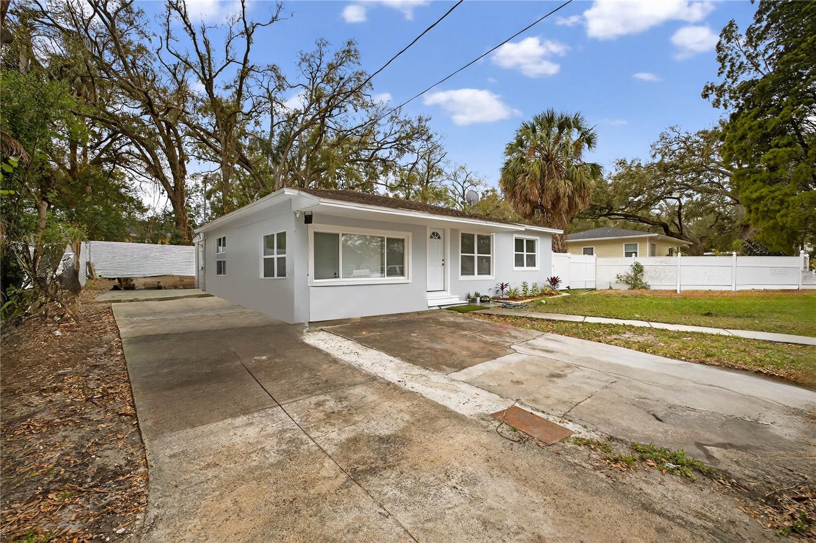 Listing photo id 2 for 303 E Hollywood St