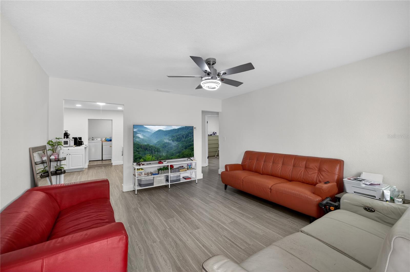 Listing photo id 3 for 303 E Hollywood St