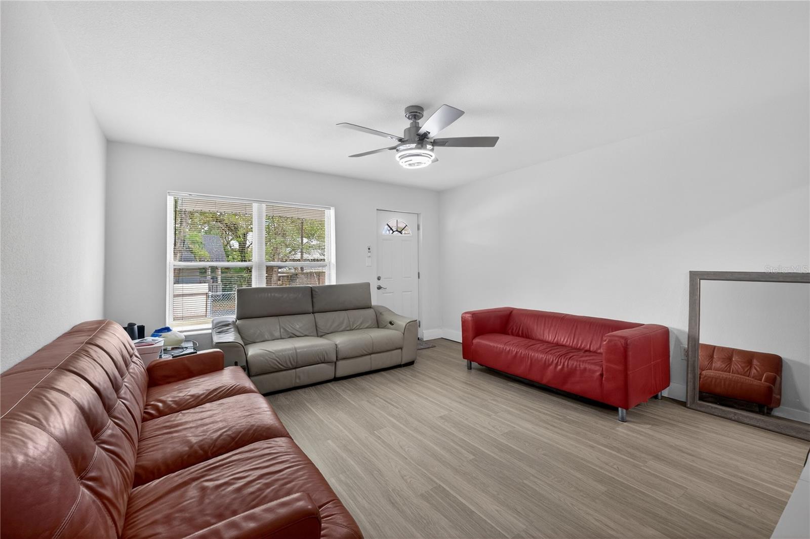 Listing photo id 5 for 303 E Hollywood St