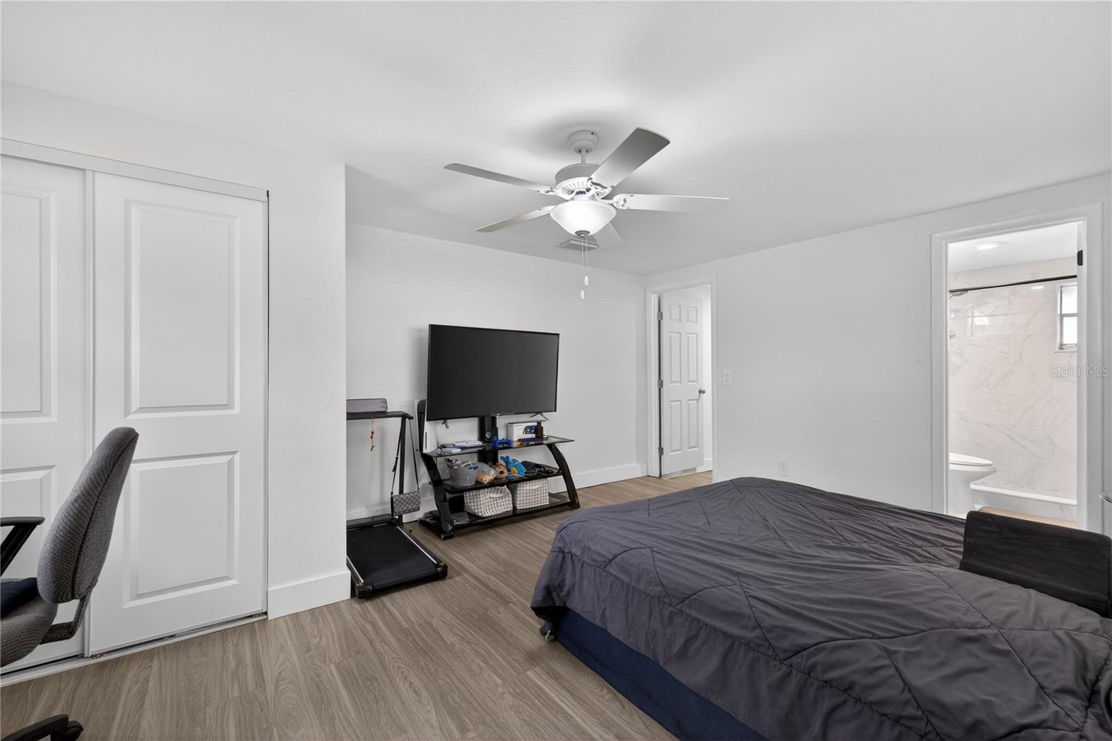 Listing photo id 7 for 303 E Hollywood St