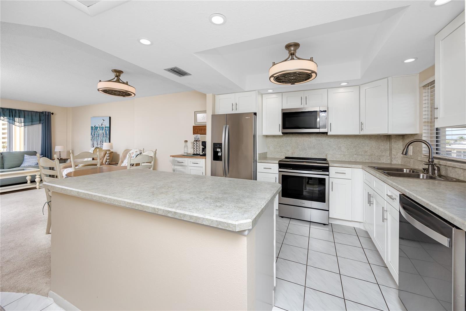 Image 10 of 43 For 4650 Cove Circle 409