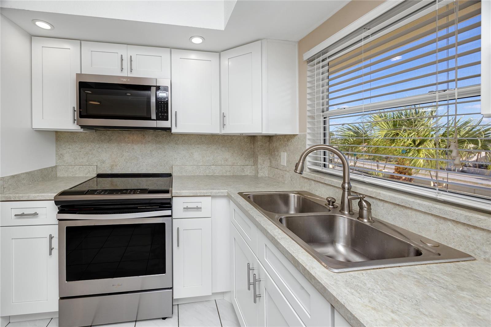 Image 11 of 43 For 4650 Cove Circle 409