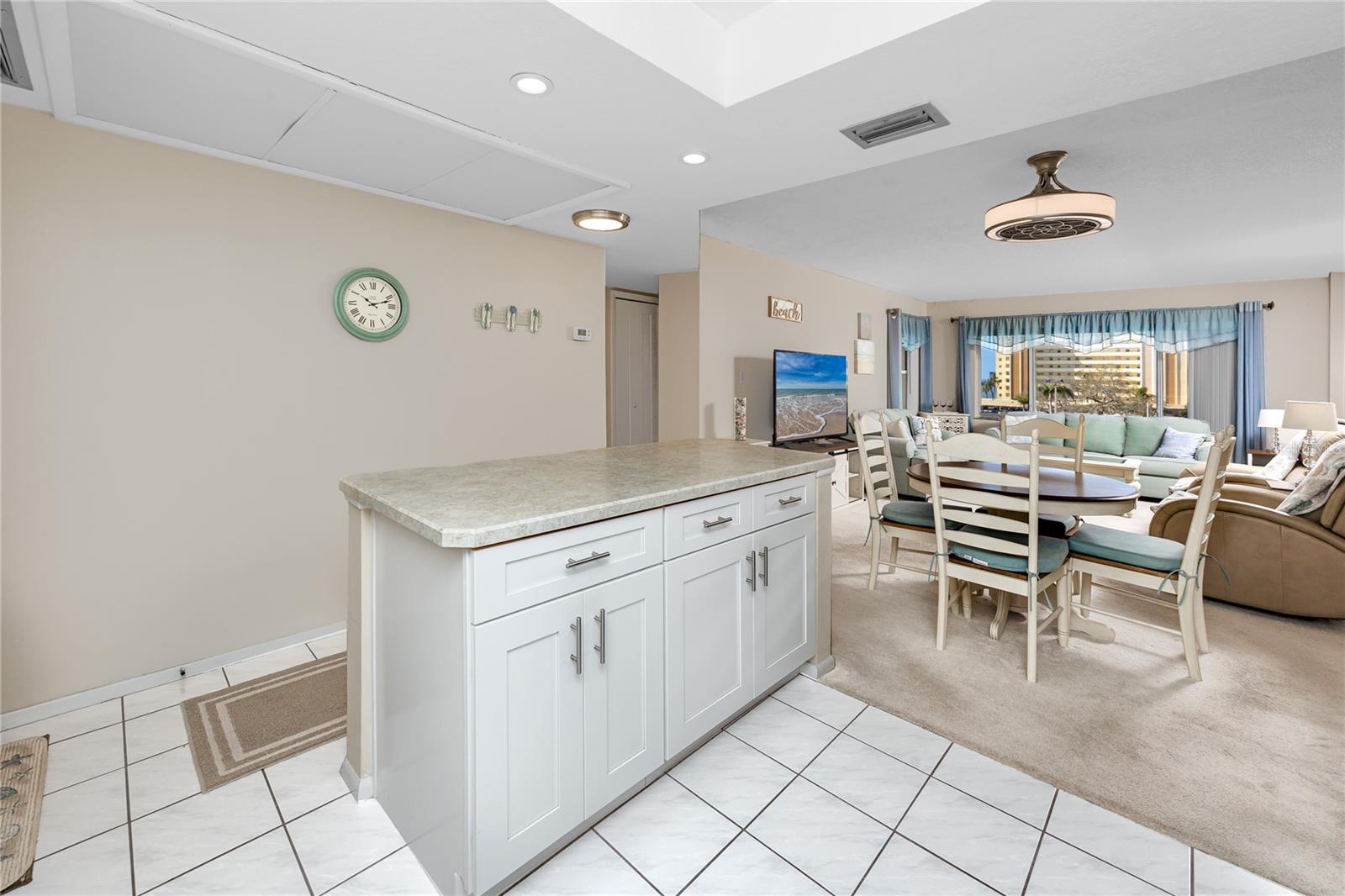 Image 13 of 43 For 4650 Cove Circle 409