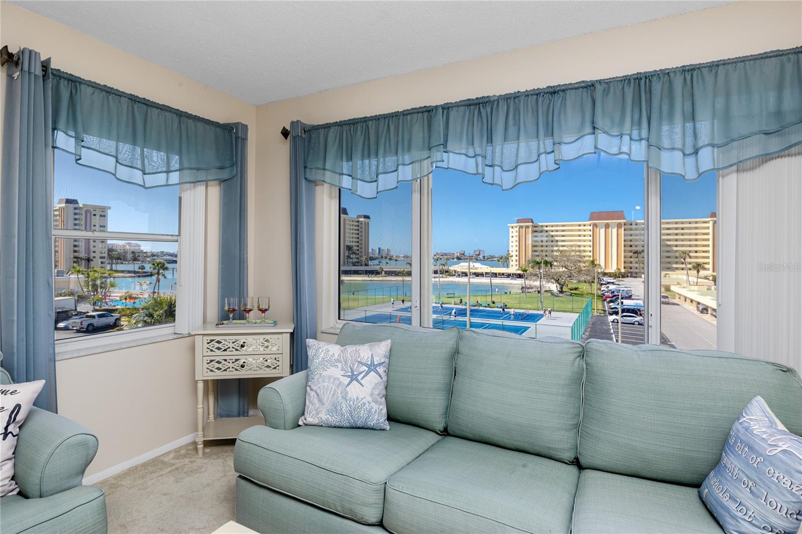 Image 19 of 43 For 4650 Cove Circle 409