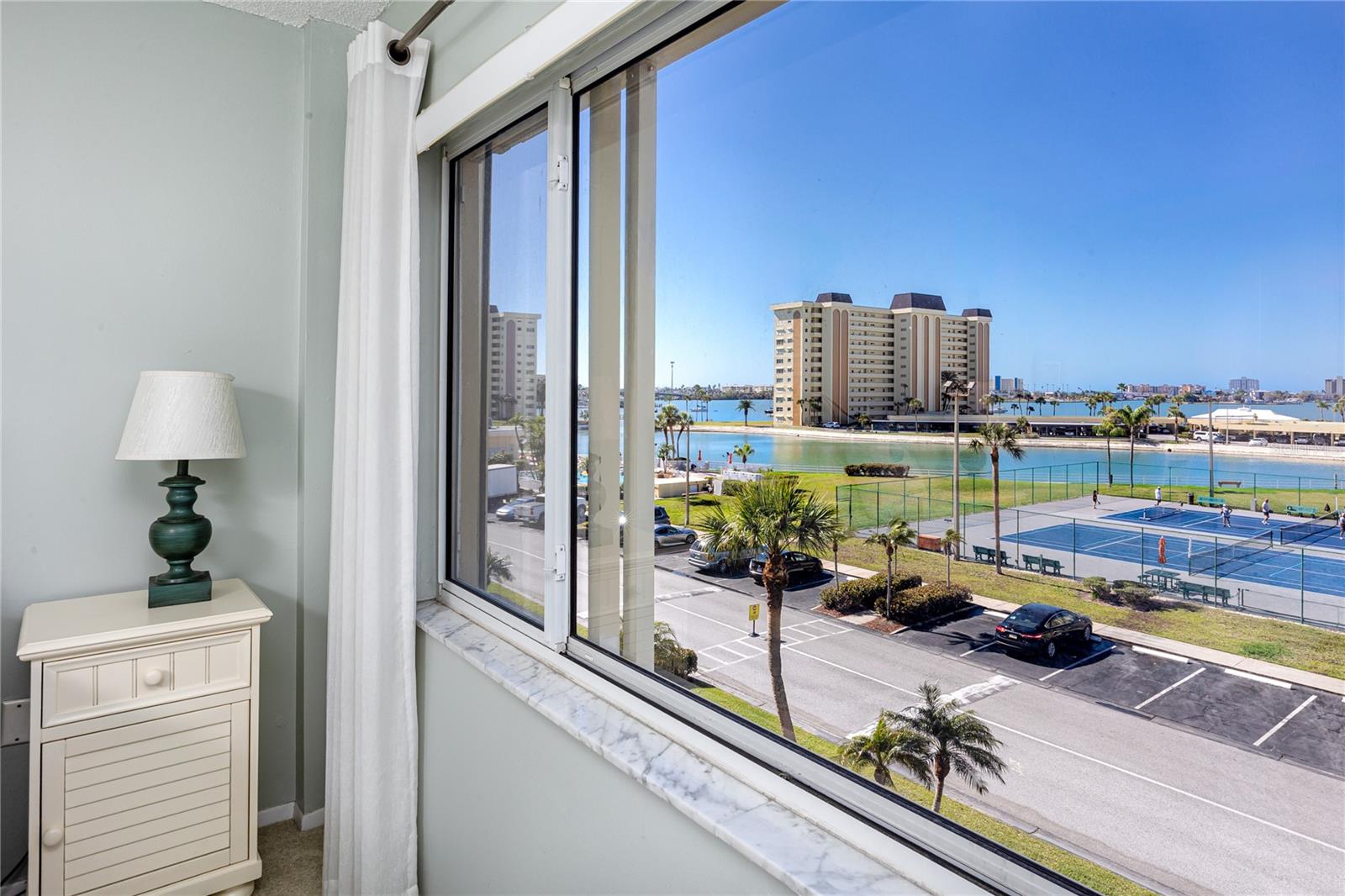 Image 22 of 43 For 4650 Cove Circle 409