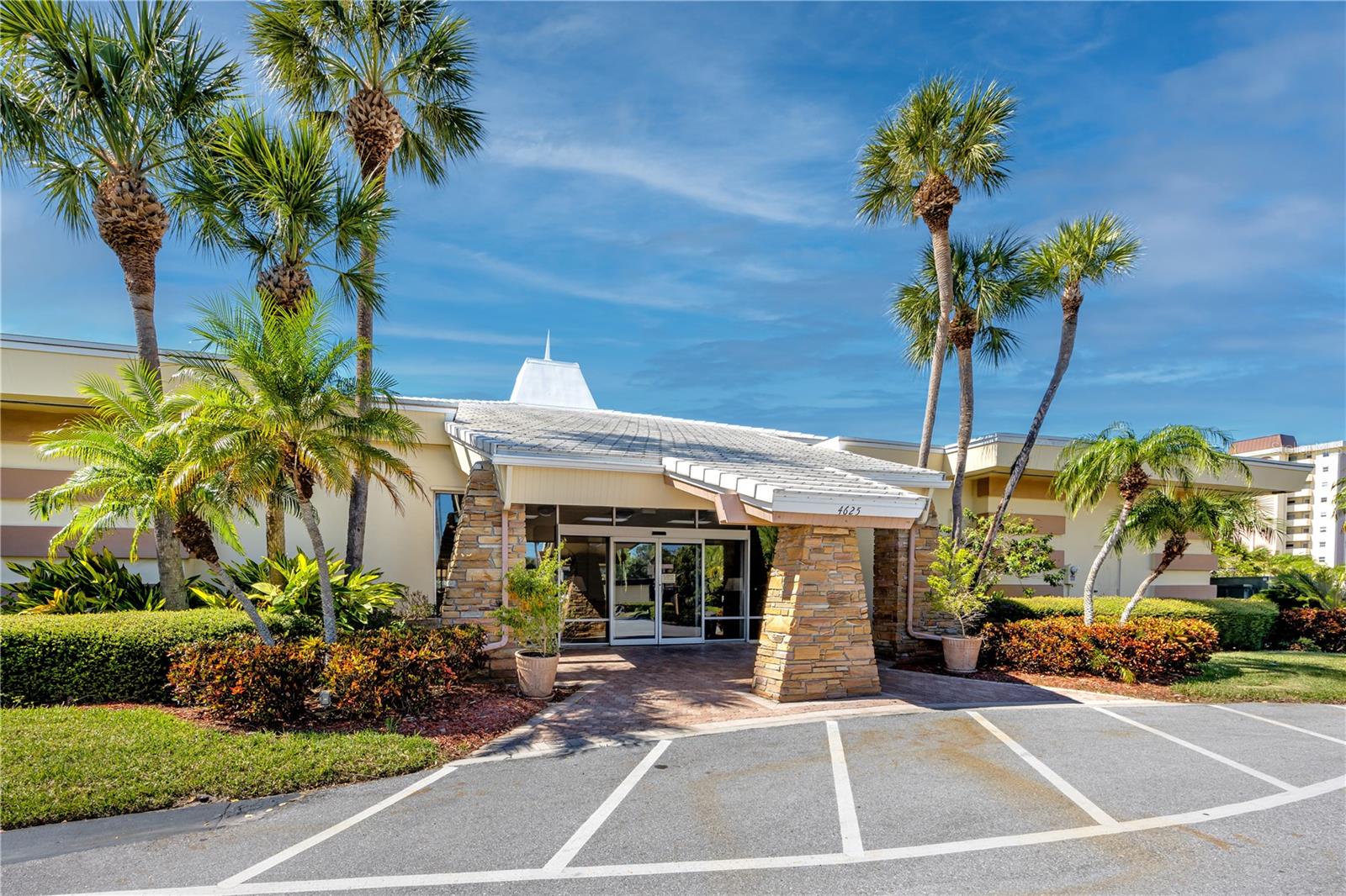 Image 29 of 43 For 4650 Cove Circle 409