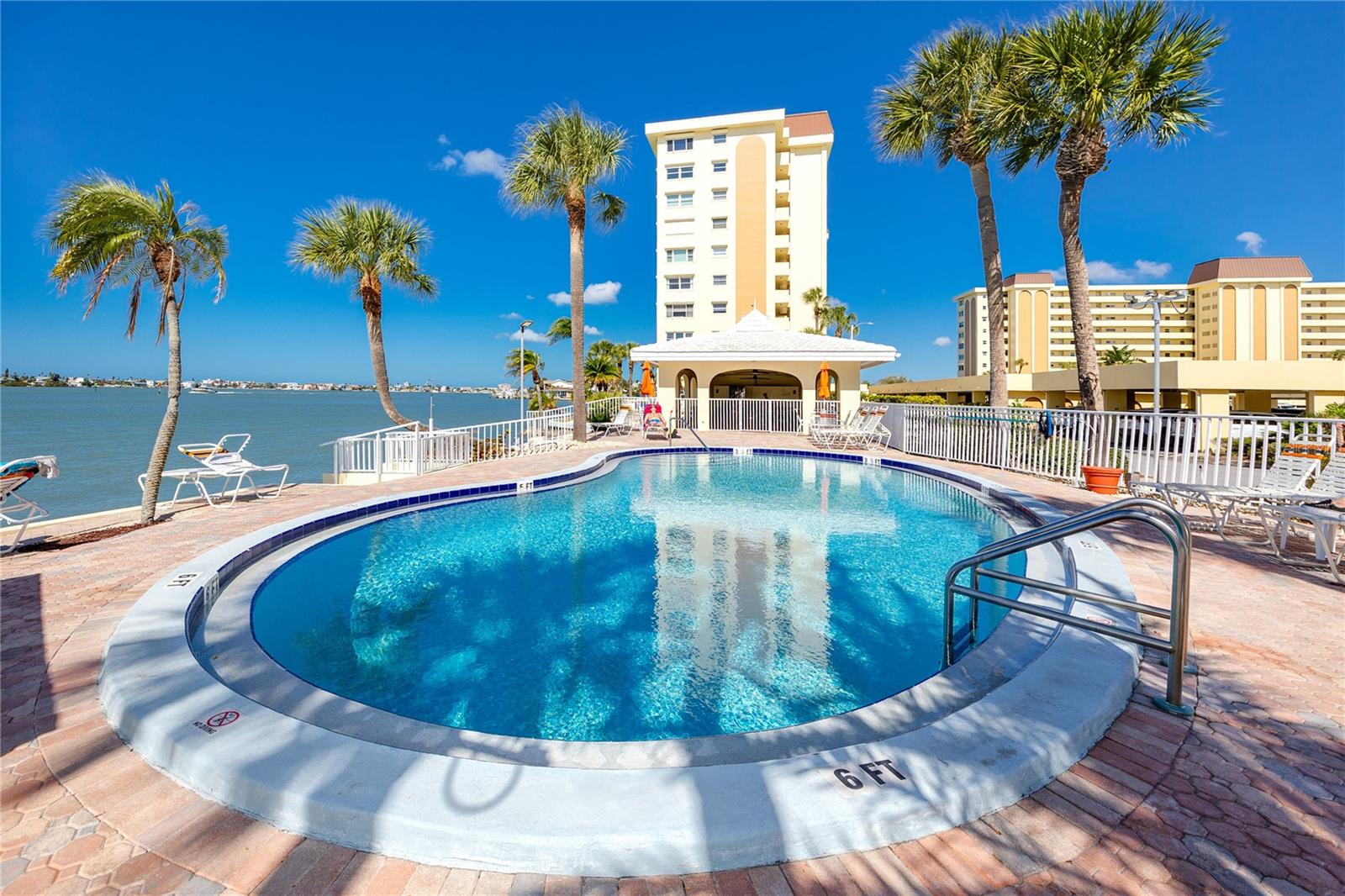 Image 8 of 43 For 4650 Cove Circle 409