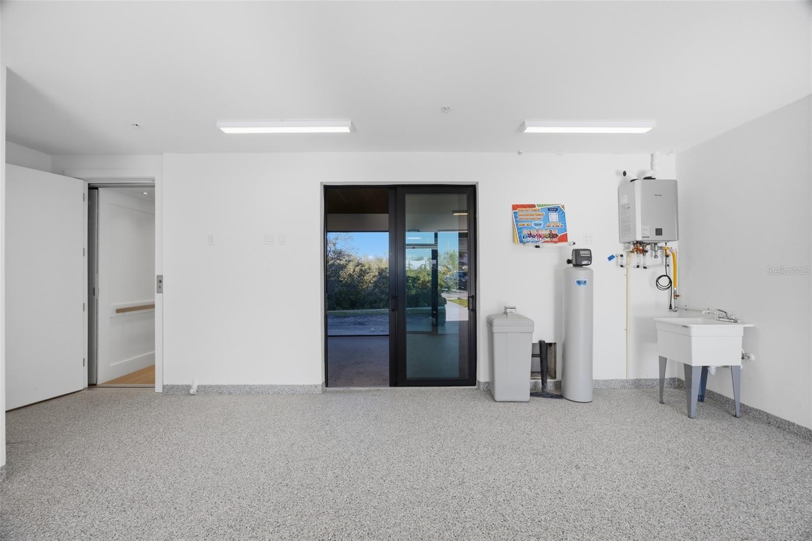 Listing photo id 38 for 5956 Aqua Reserve Boulevard