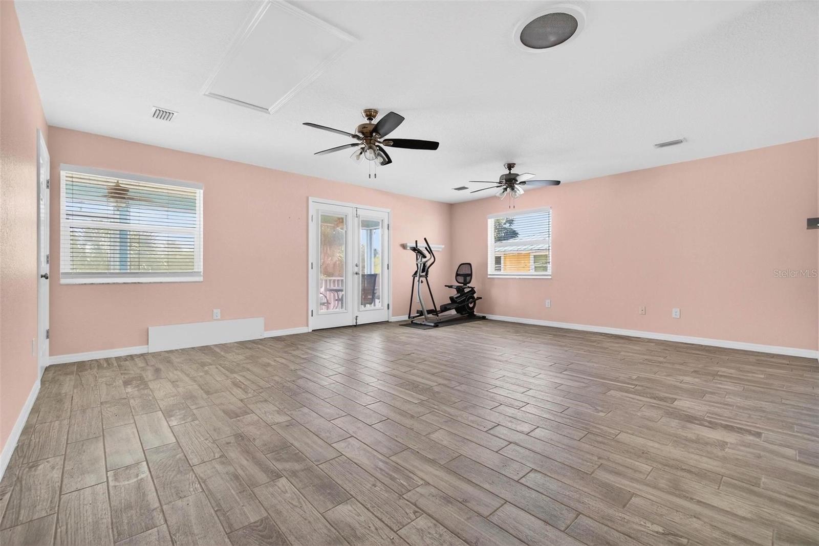 Listing photo id 12 for 3113 57th Street S