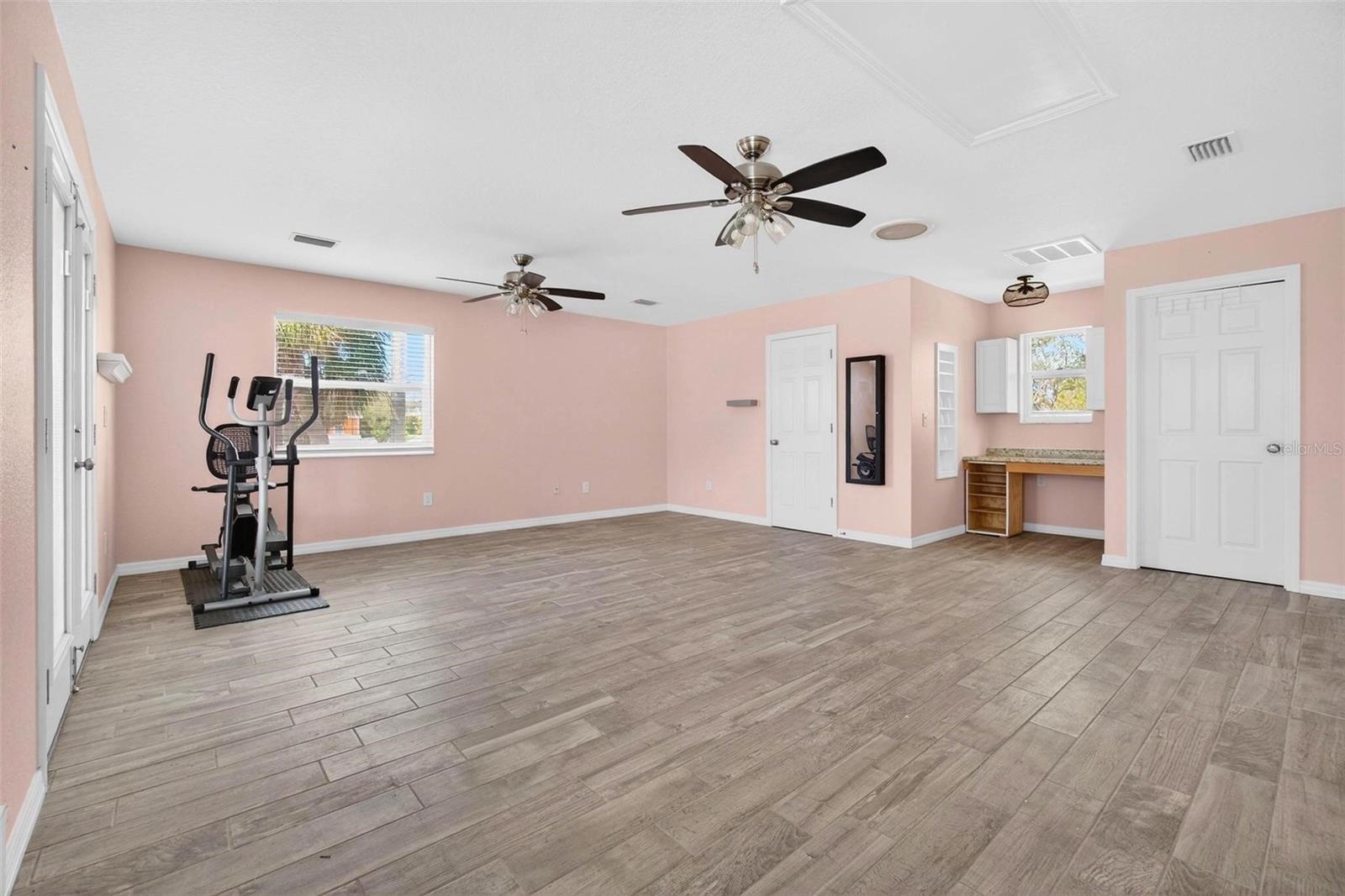 Listing photo id 14 for 3113 57th Street S