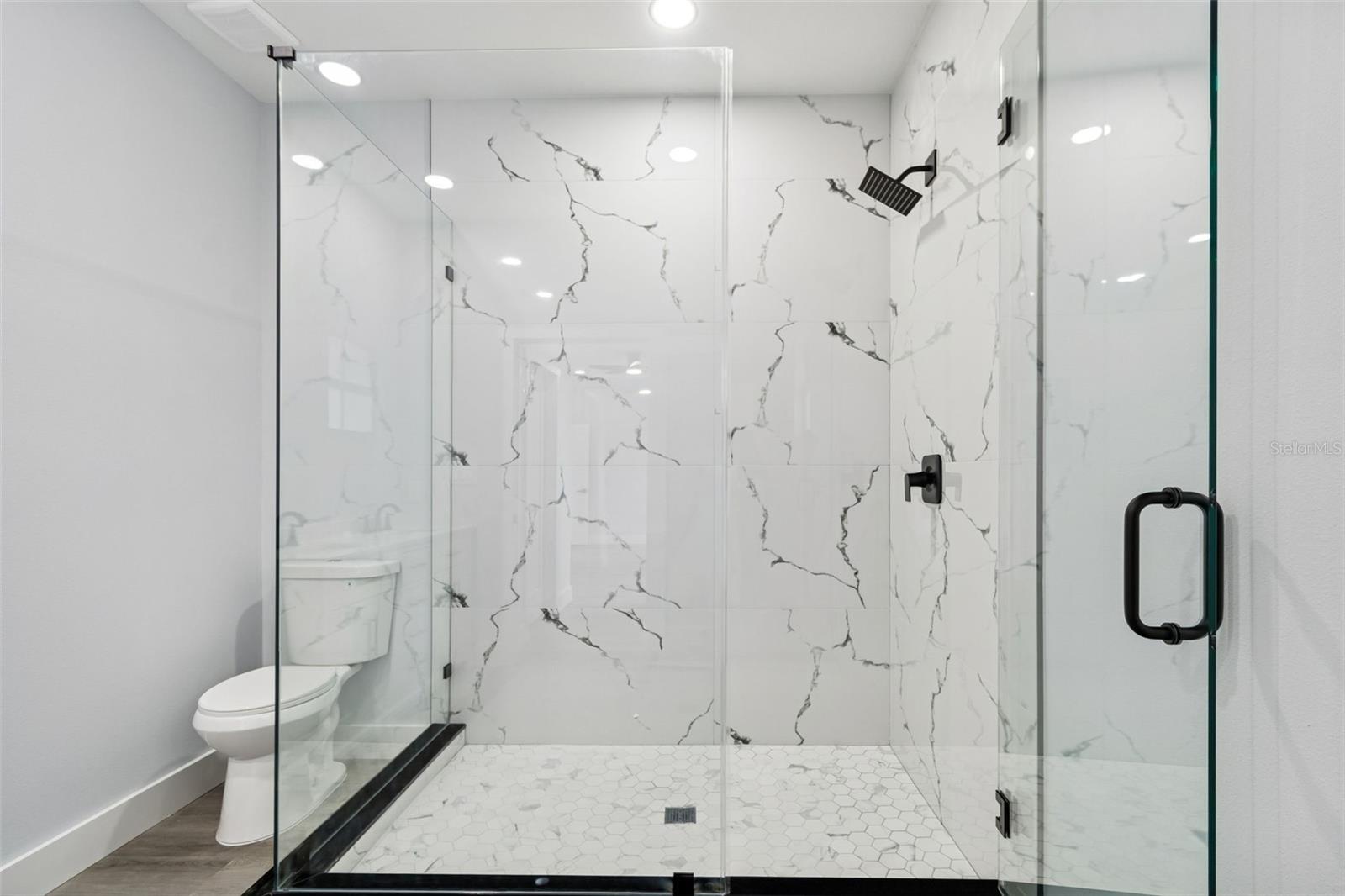 Listing photo id 31 for 5140 70th Avenue N