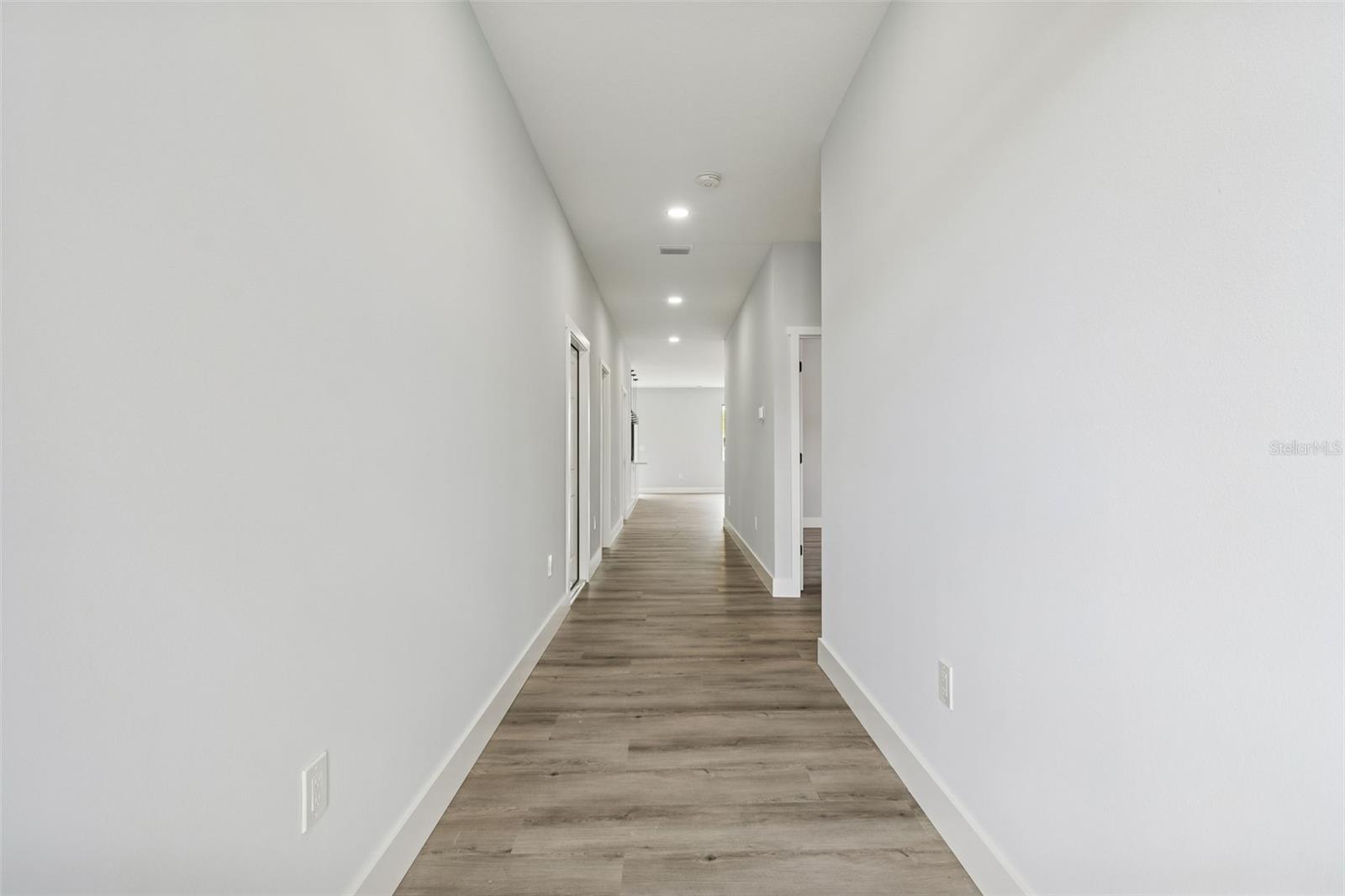 Listing photo id 3 for 5140 70th Avenue N