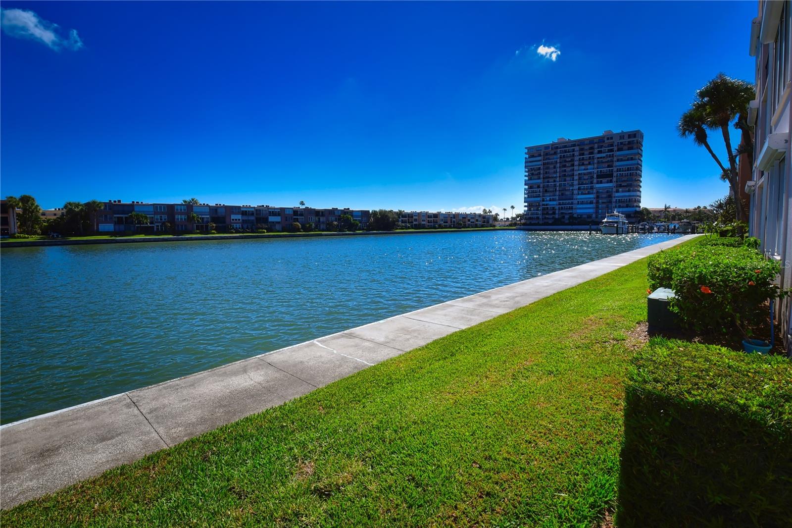 Image 35 of 66 For 7645 Sun Island Drive S 103