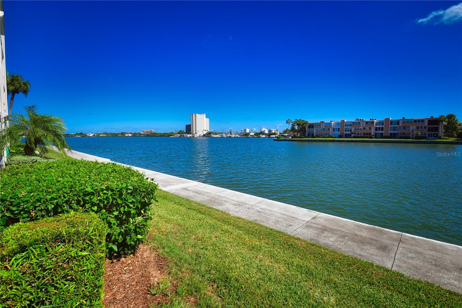 Image 36 of 66 For 7645 Sun Island Drive S 103