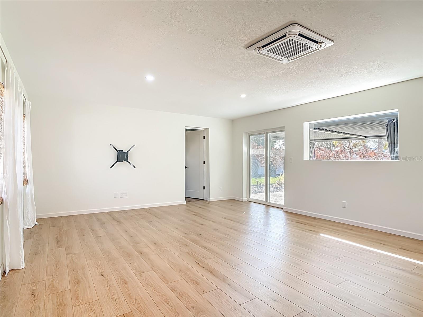 Image 20 of 27 For 408 Zelda Boulevard