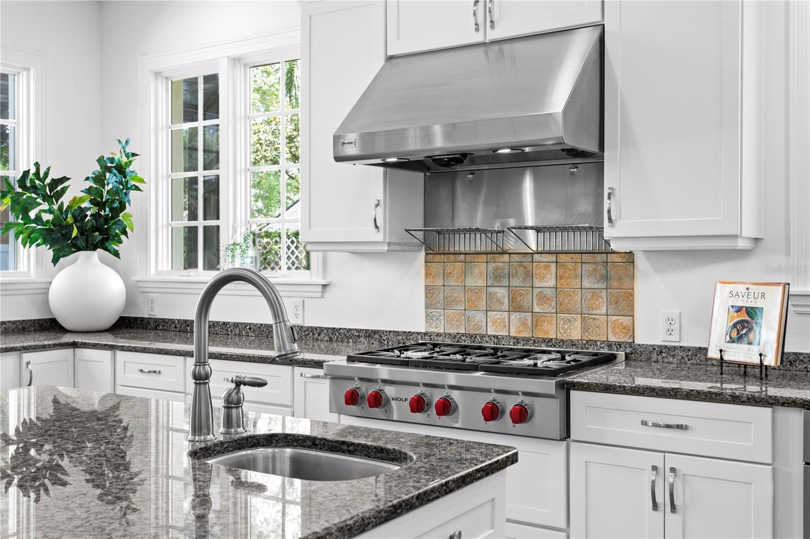 Listing photo id 10 for 4115 Barcelona Street