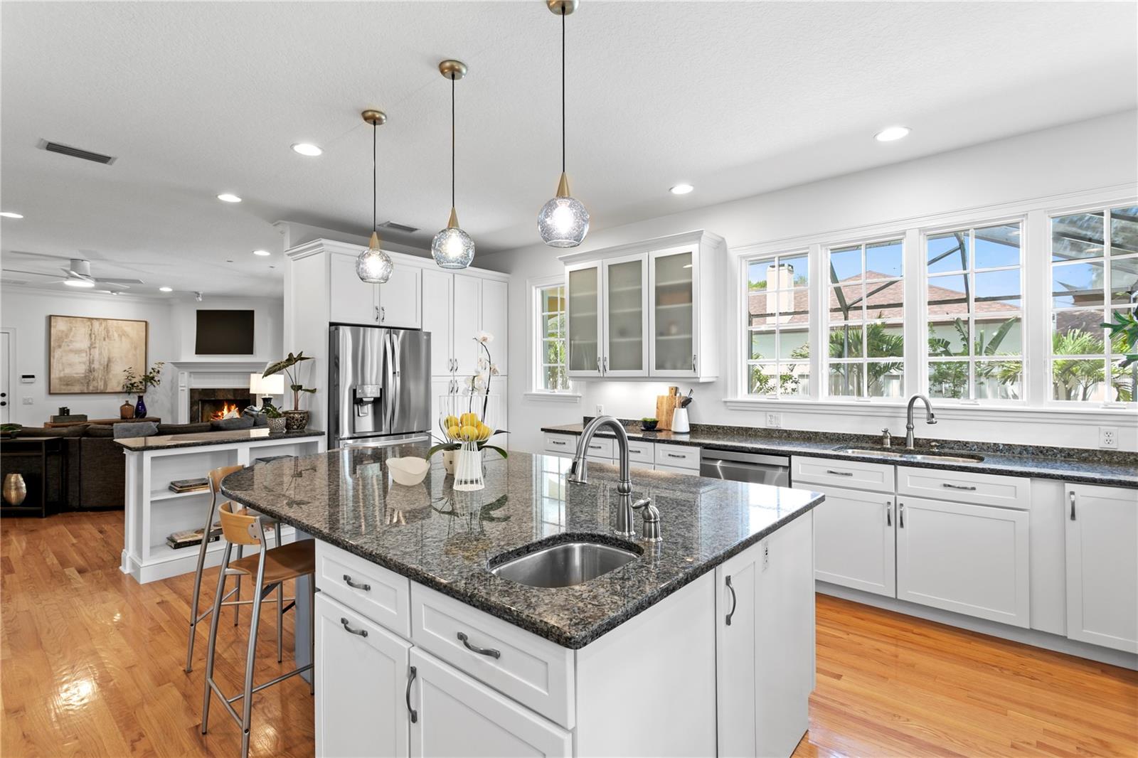 Listing photo id 11 for 4115 Barcelona Street