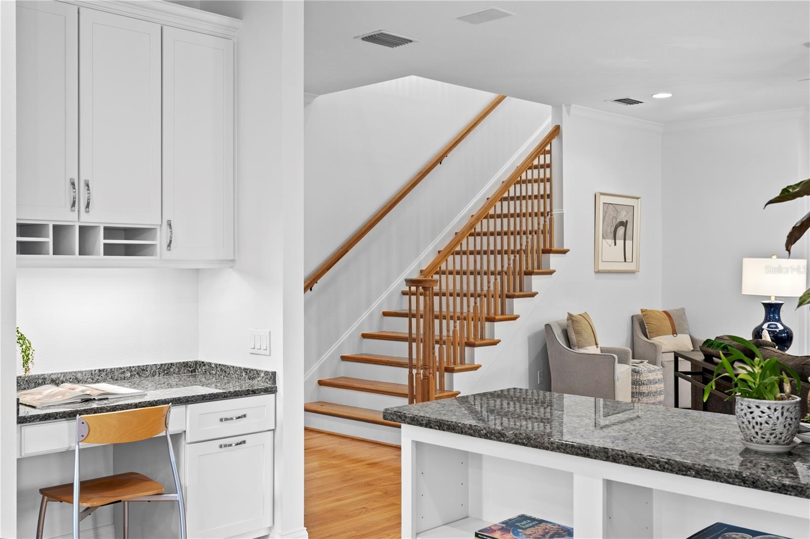 Listing photo id 13 for 4115 Barcelona Street