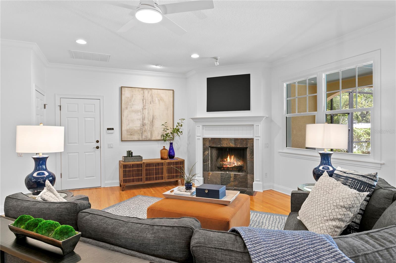 Listing photo id 14 for 4115 Barcelona Street