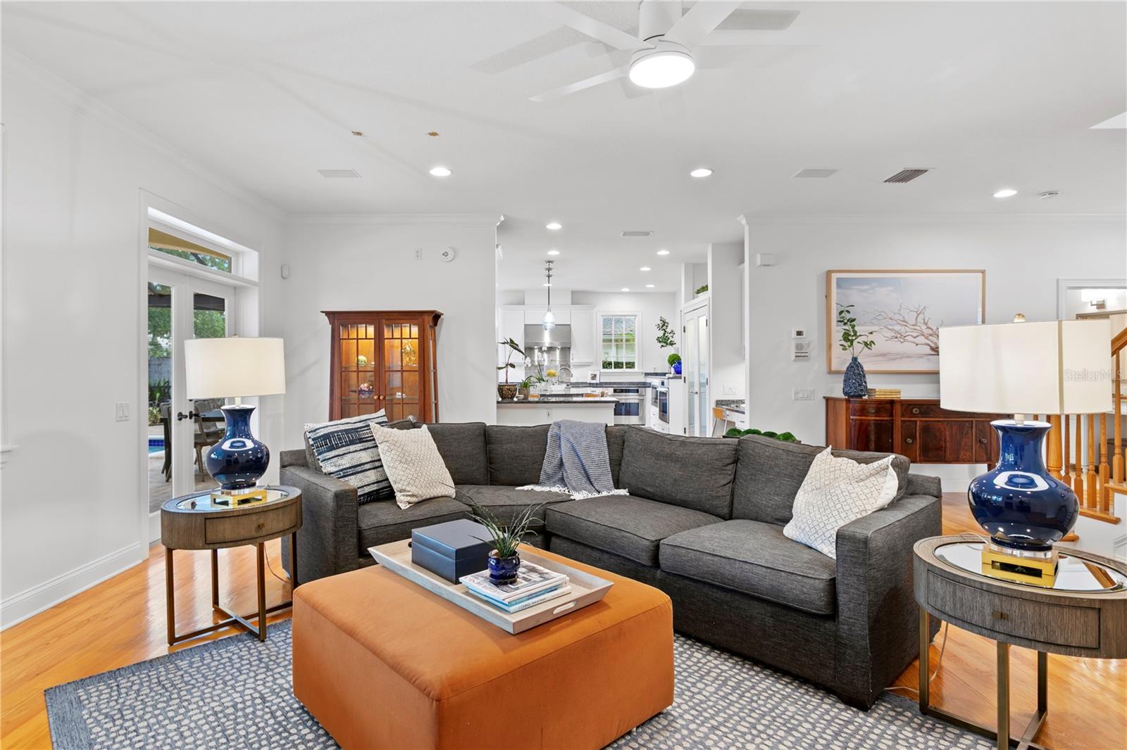 Listing photo id 16 for 4115 Barcelona Street