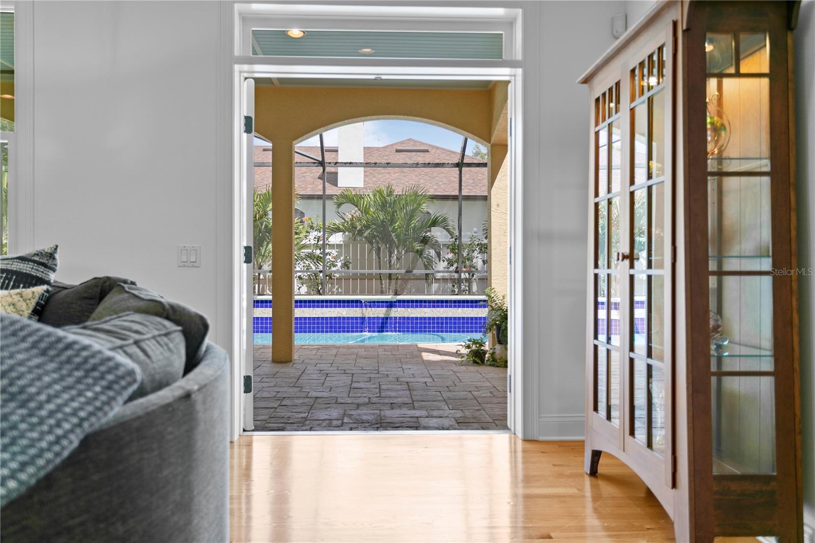 Listing photo id 17 for 4115 Barcelona Street