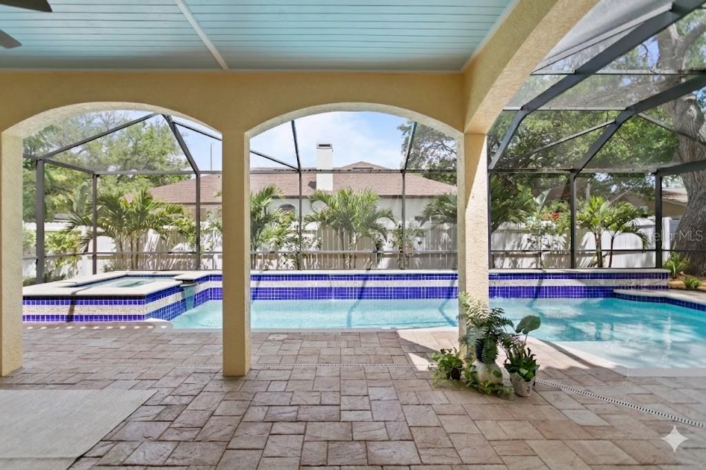 Listing photo id 18 for 4115 Barcelona Street