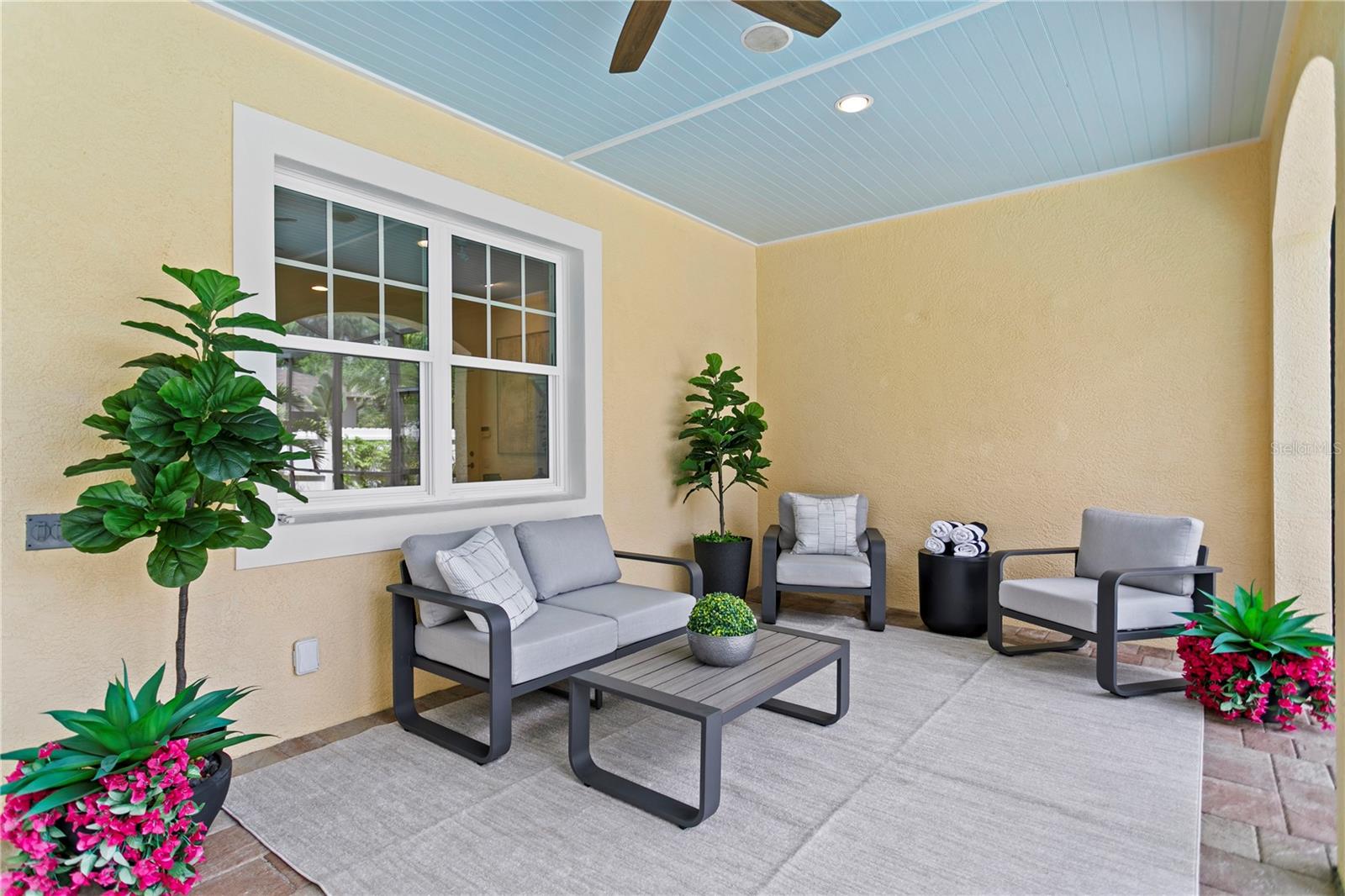 Listing photo id 19 for 4115 Barcelona Street