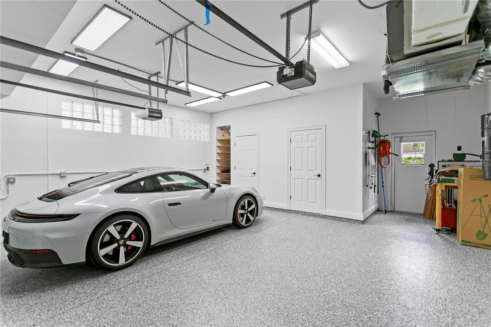 Listing photo id 23 for 4115 Barcelona Street