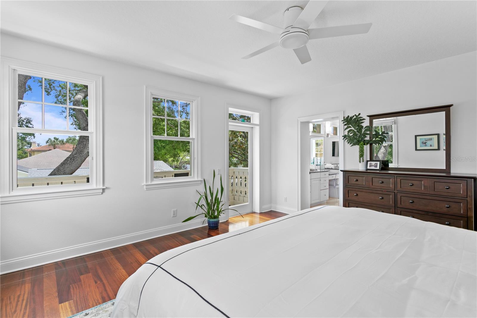 Listing photo id 26 for 4115 Barcelona Street