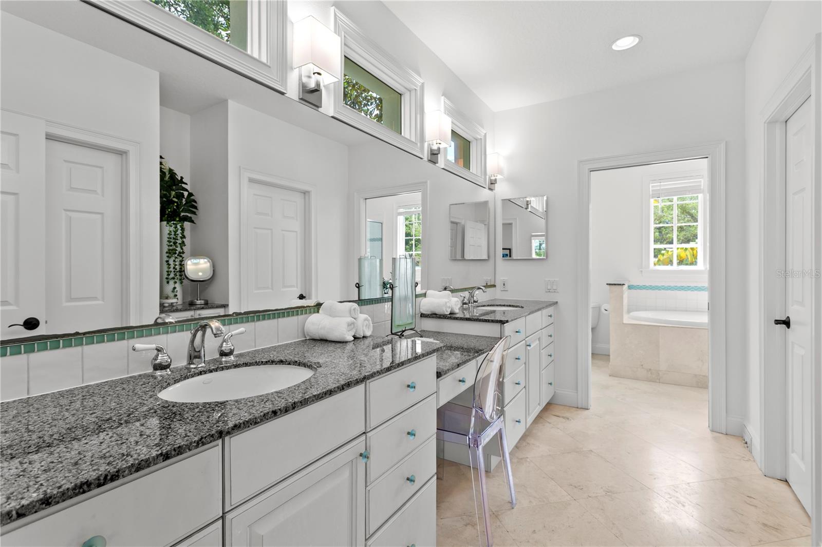 Listing photo id 28 for 4115 Barcelona Street