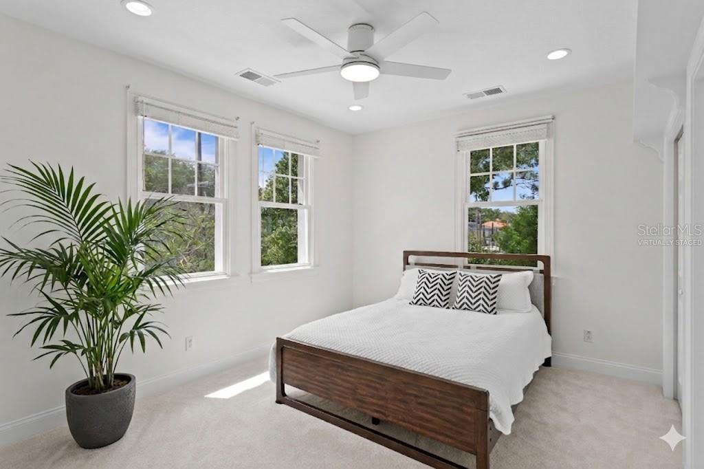 Listing photo id 30 for 4115 Barcelona Street