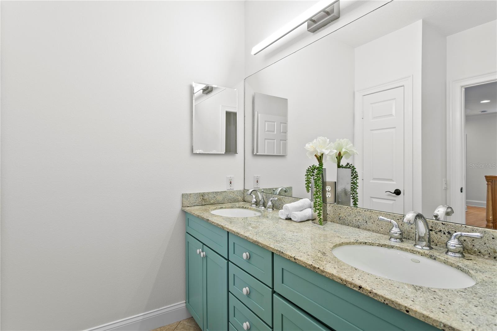 Listing photo id 33 for 4115 Barcelona Street