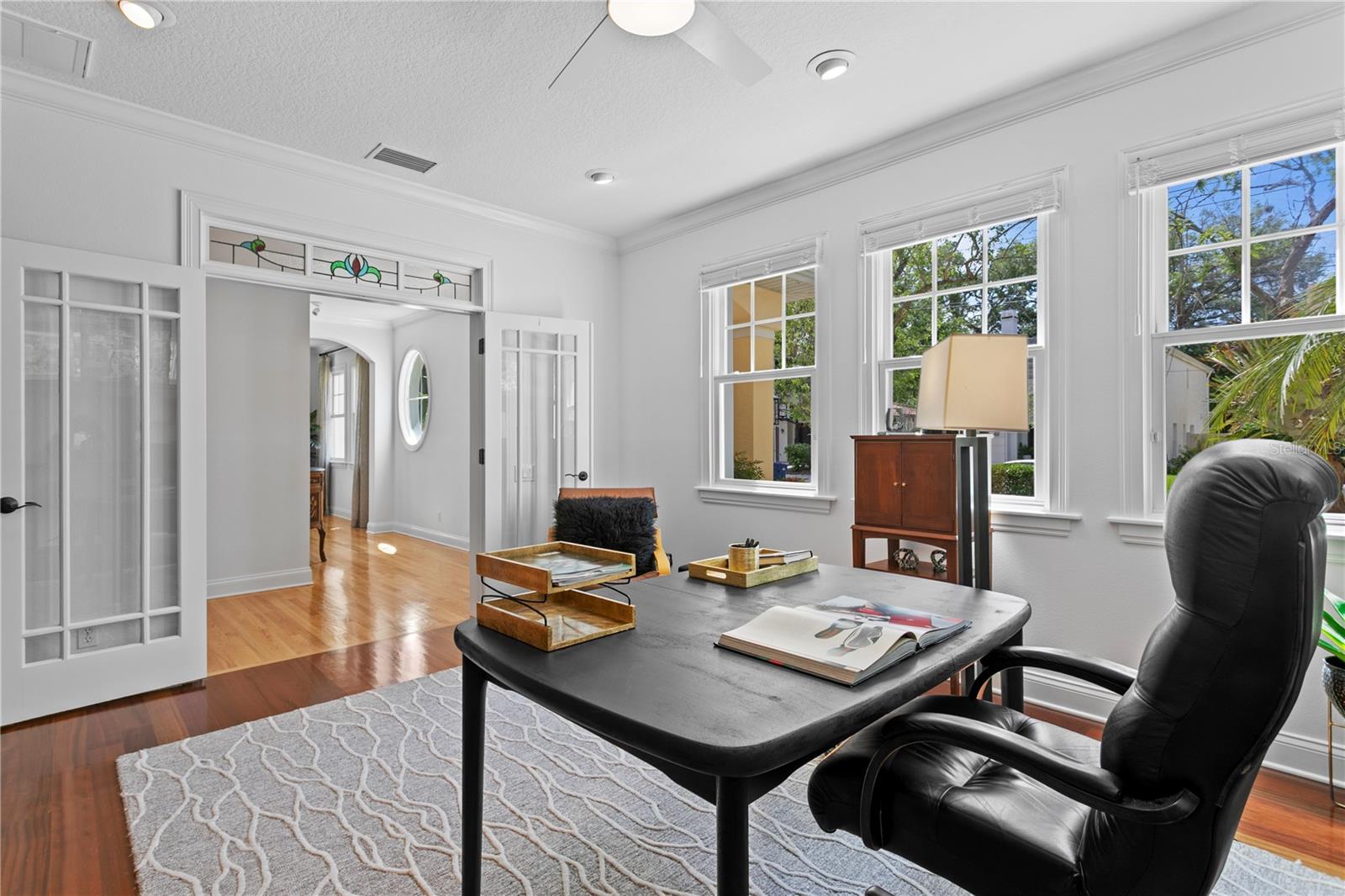 Listing photo id 2 for 4115 Barcelona Street