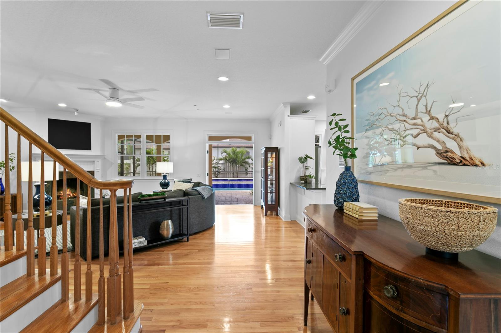 Listing photo id 4 for 4115 Barcelona Street