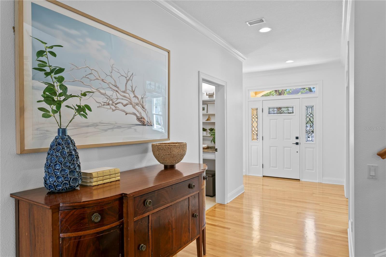 Listing photo id 5 for 4115 Barcelona Street