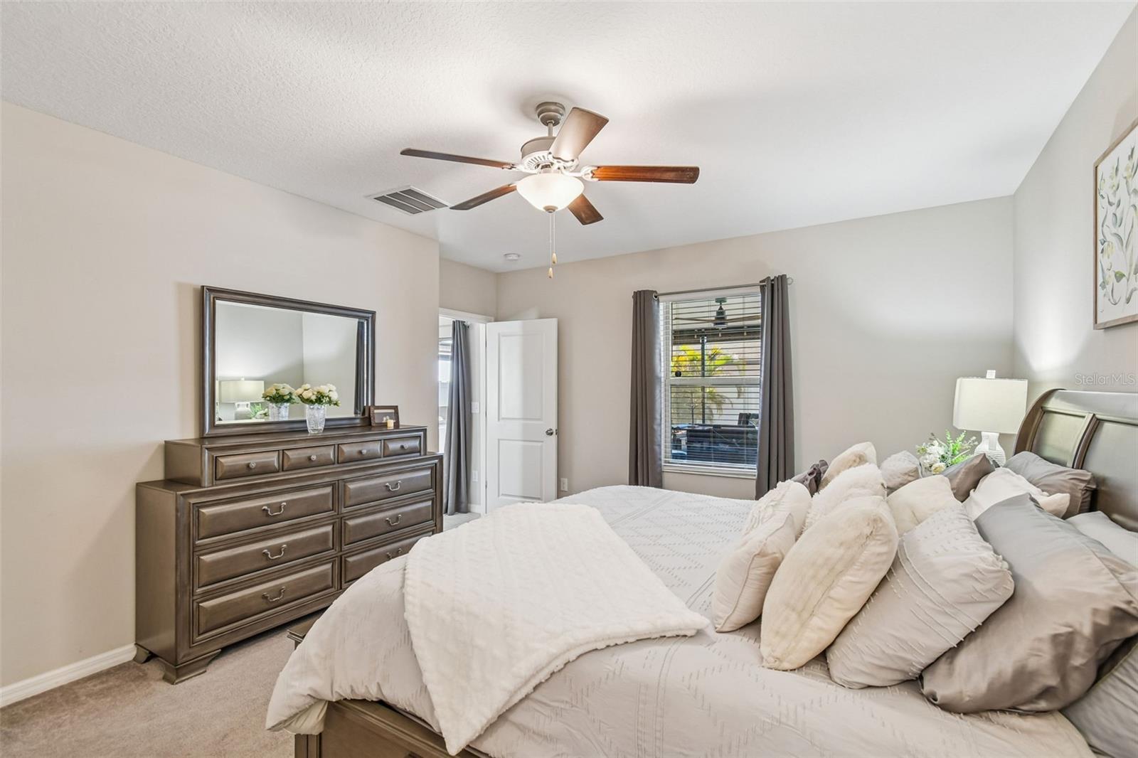 Image 23 of 75 For 984 Olive Conch Street