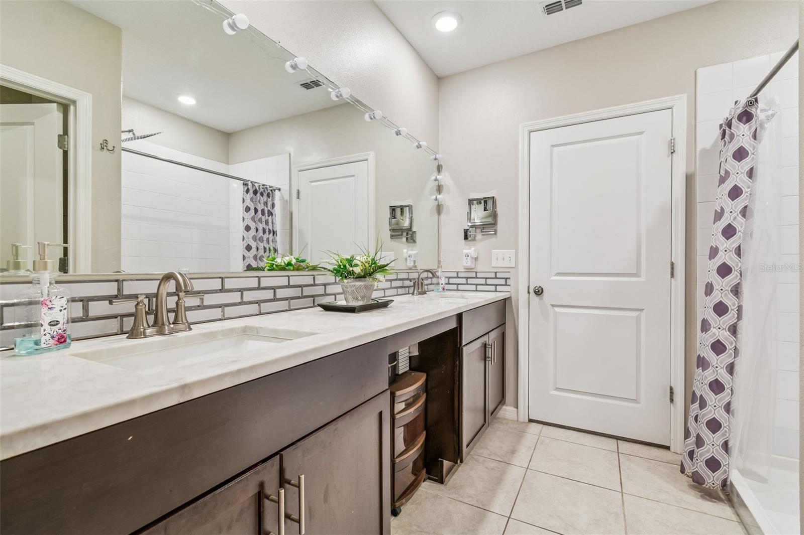 Image 26 of 75 For 984 Olive Conch Street