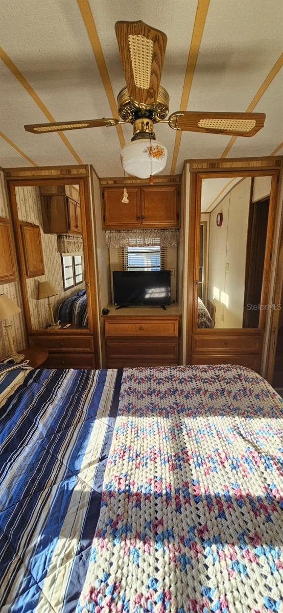 Listing photo id 8 for 1727 Button St  180