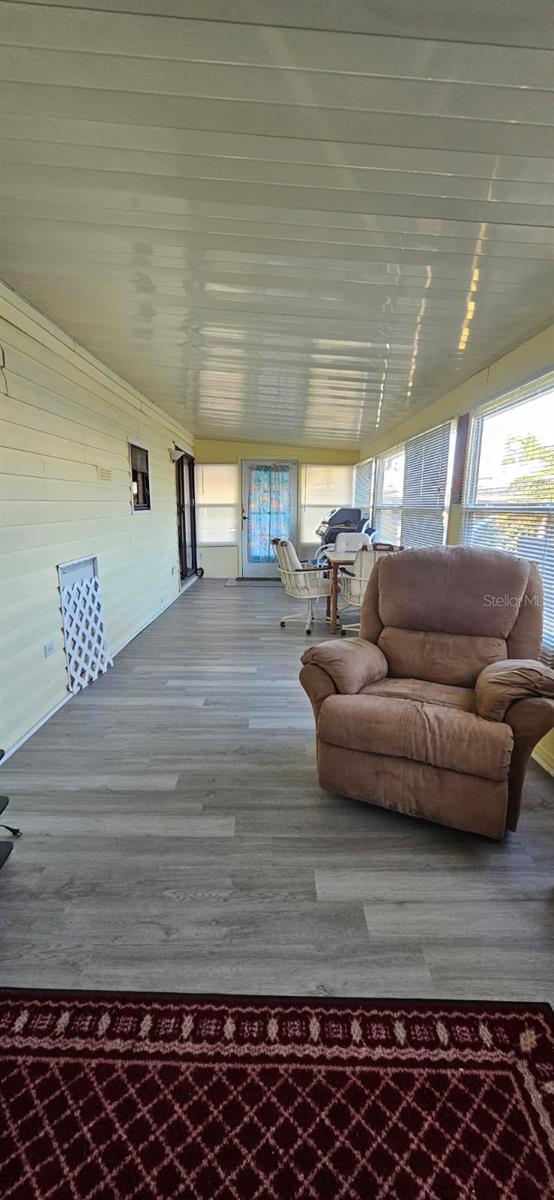 Listing photo id 13 for 1727 Button St  180