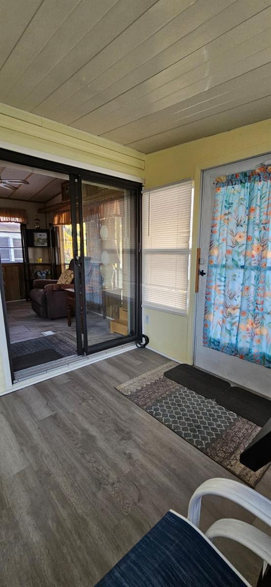 Listing photo id 15 for 1727 Button St  180