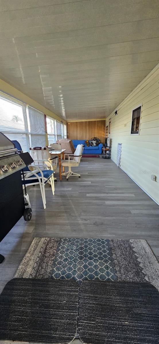 Listing photo id 16 for 1727 Button St  180